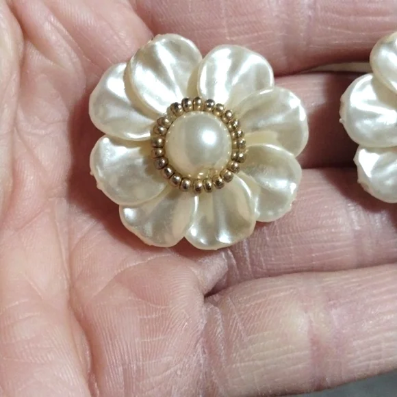 VINTAGE CLUSTERED IVORY SHELL FLORAL SILVER-TONE CLIP-ON DROP 1.2" EARRINGS - Picture 7 of 10
